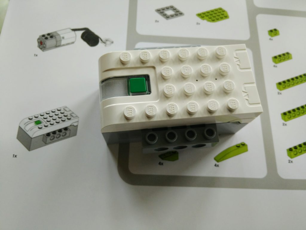 wedo-2-0-smarthub LEGO WeDo 2.0 STEM Robotics Kit Introduction